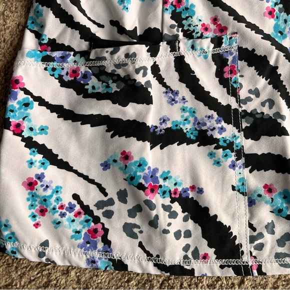 Woman’s size Large Cherokee Infinity scrub top zebra print - Picture 4 of 8